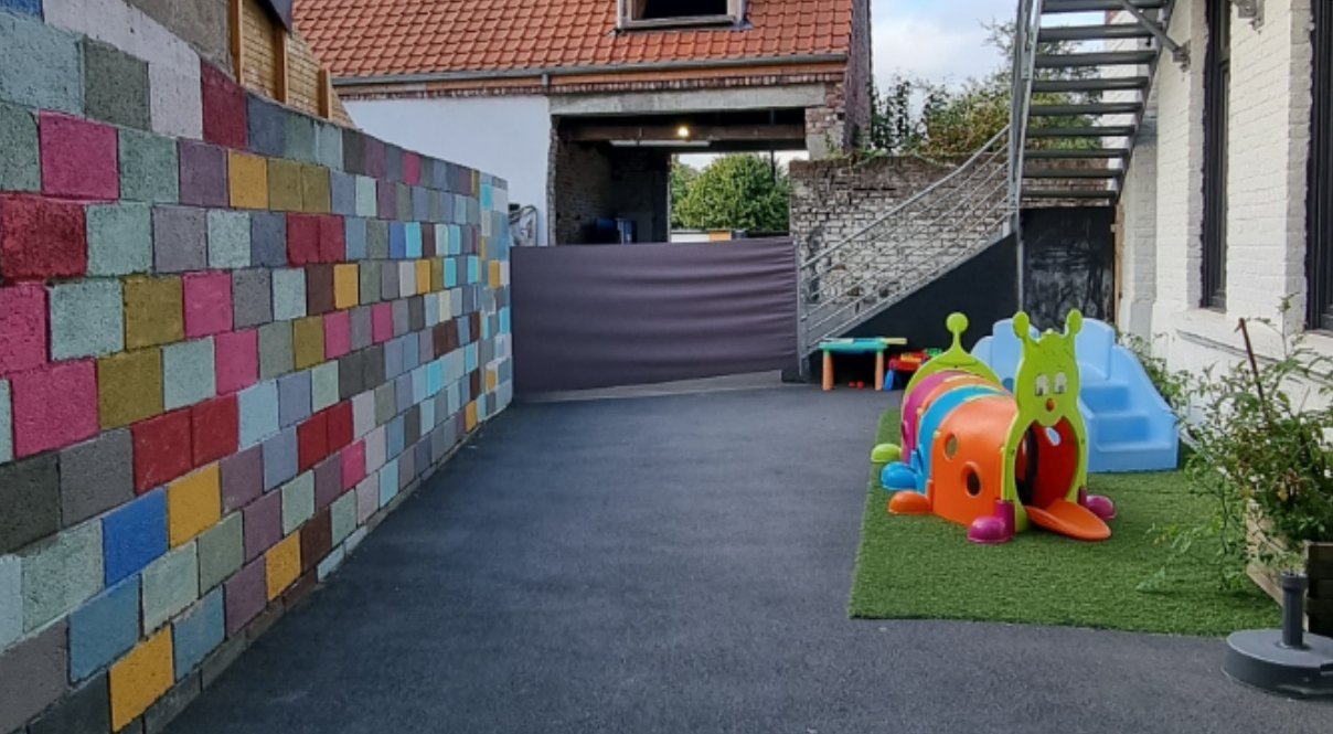 La cour extérieure avec ses jeux